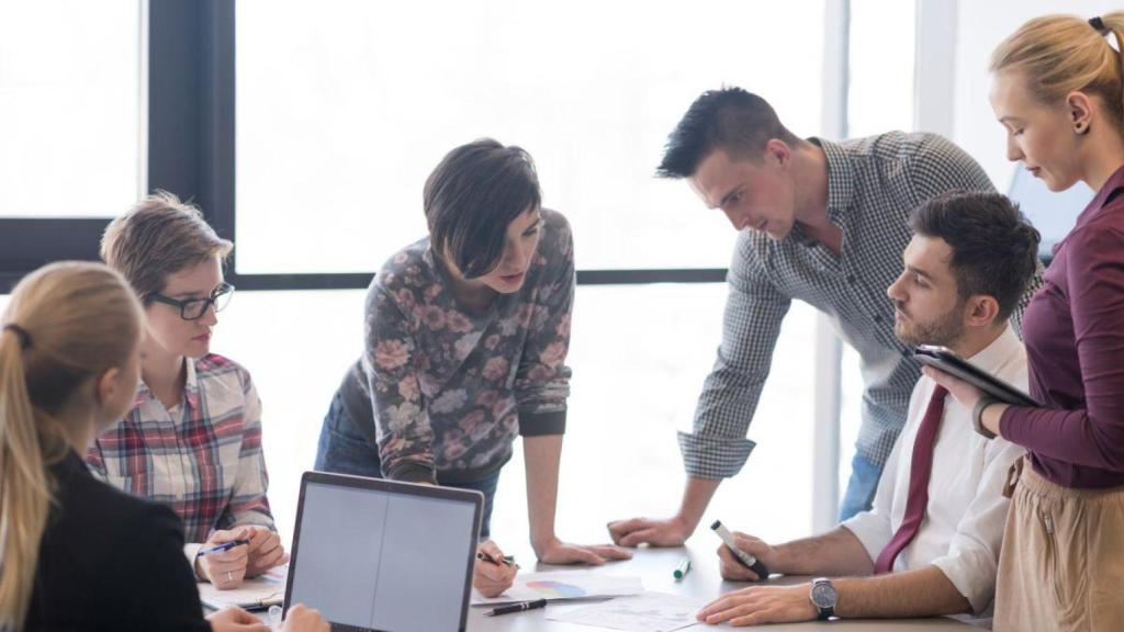 Jóvenes en una oficina