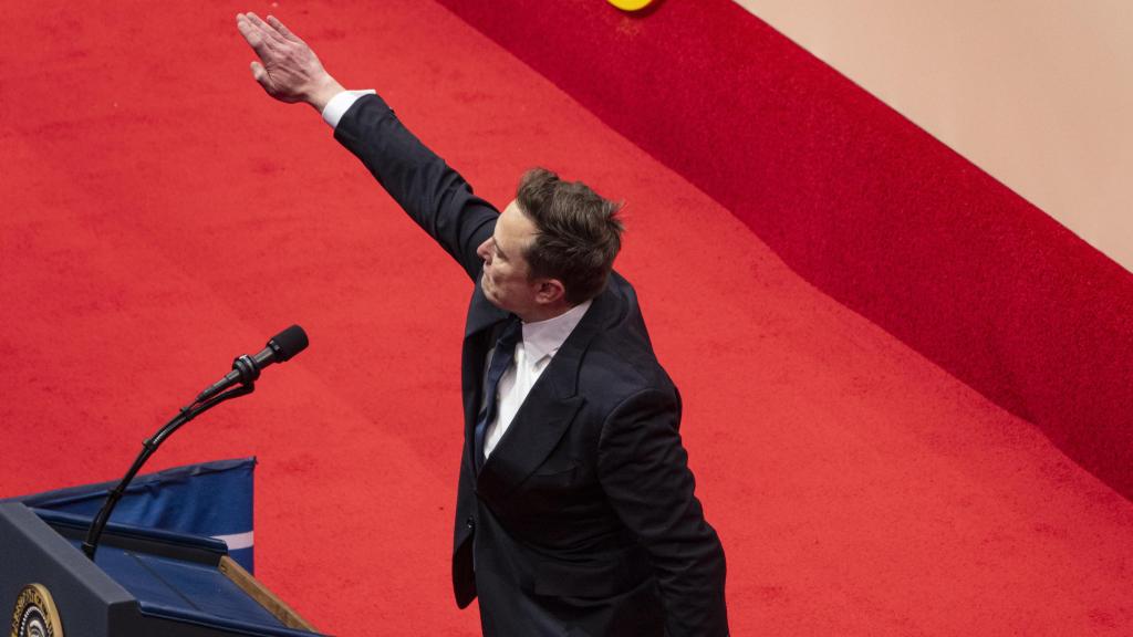El dueño de Twitter, Elon Musk, haciendo un gesto idéntico al saludo nazi