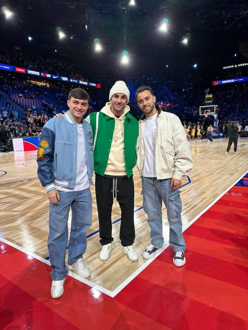Pedri, Ferran Torres y Éric García, espectadores de lujo en un partido de la NBA en París