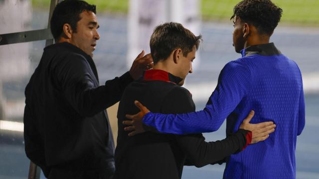 Deco bromea con Lamine Yamal y Pablo Torre durante un entrenamiento en Yeda, Arabia Saudí