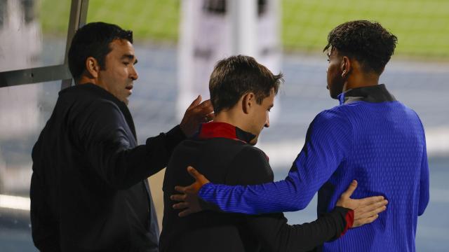 Deco bromea con Lamine Yamal y Bojan Krkic durante un entrenamiento en Yeda, Arabia Saudí
