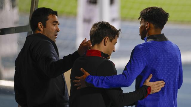 Deco bromea con Lamine Yamal durante un entrenamiento en Yeda, Arabia Saudí