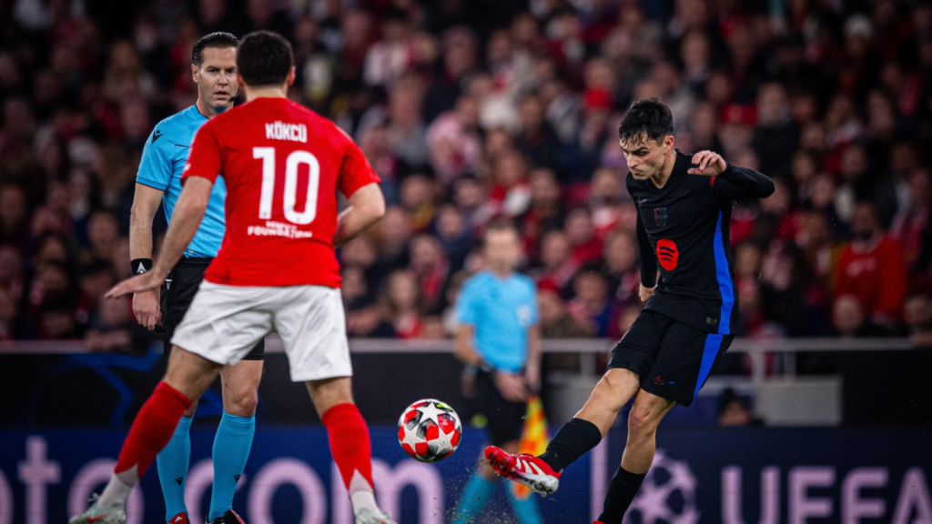 Pedri sirve un pase medido durante el Benfica-Barça de Champions League