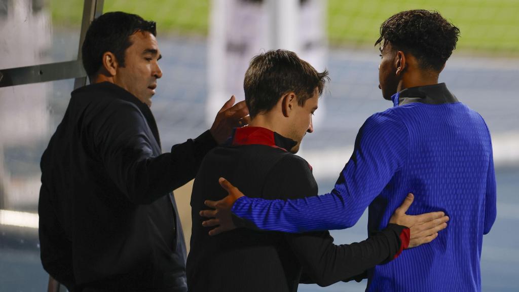 Deco bromea con Lamine Yamal y Bojan Krkic durante un entrenamiento en Yeda, Arabia Saudí