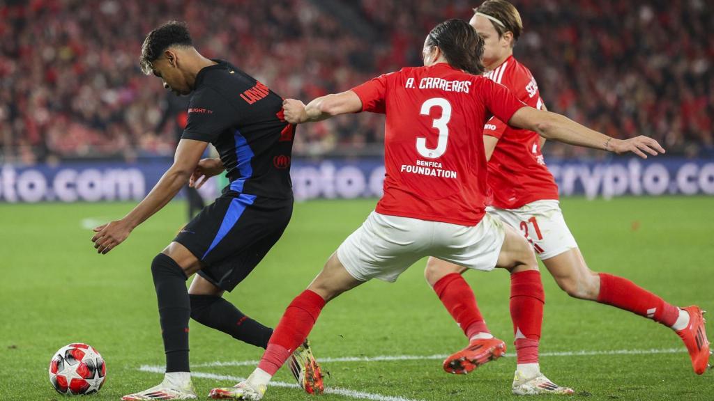 Álvaro Carreras intenta frenar a Lamine Yamal en el Benfica-Barça