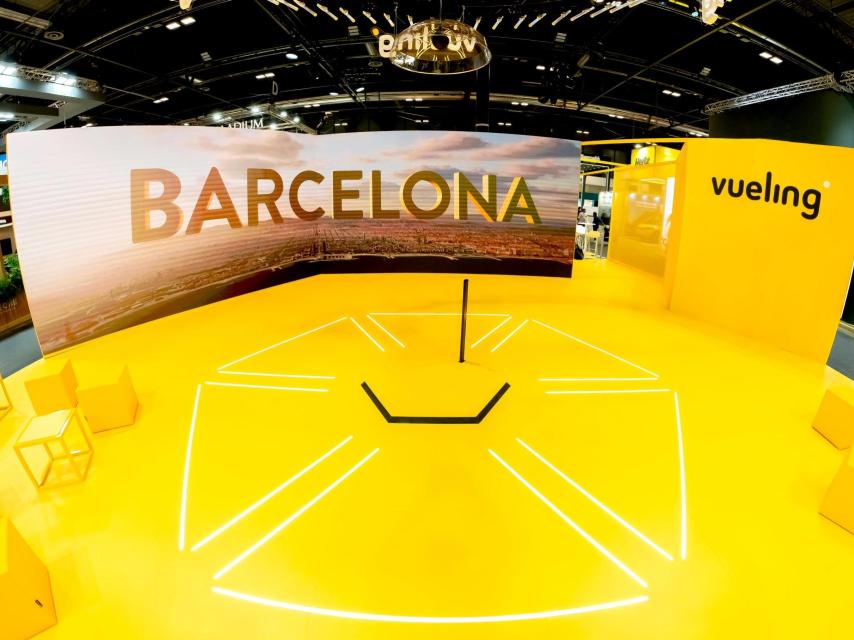 Fase inicial del montaje del stand de Vueling en FITUR donde se observa la forma hexagonal de la instalación central