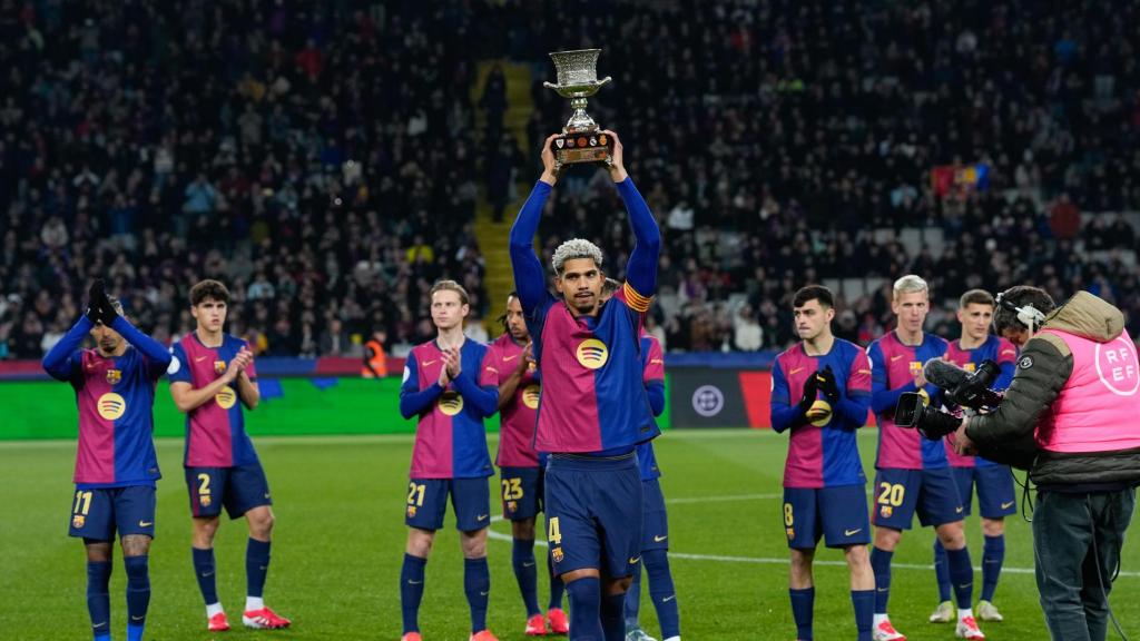 Ronald Araujo ofrece el trofeo de la Supercopa de España a los culés en el Estadi Olímpic Lluis Companys