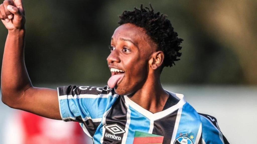 Gabriel Mec, joven perla de Gremio, celebra un gol