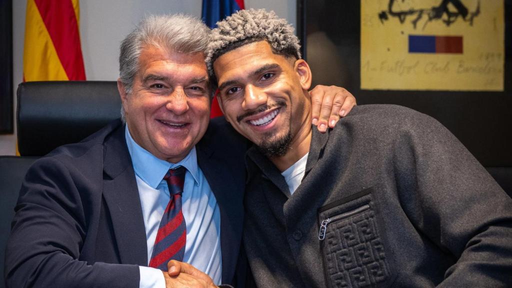 El abrazo entre Joan Laporta y Ronald Araujo tras la firma del contrato