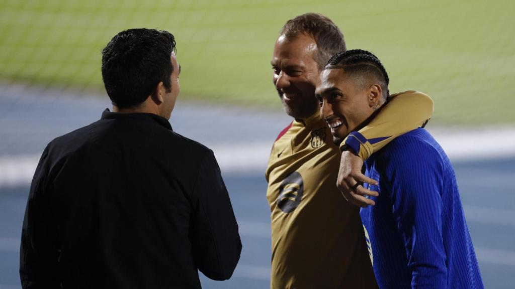 Deco, Hansi Flick y Raphinha bromean durante un entrenamiento del Barça en Arabia Saudí