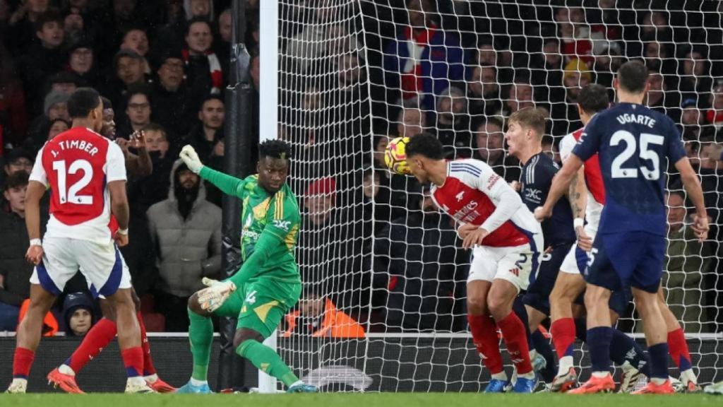 El Arsenal aprovecha un tiro de esquina para marcar gol al Manchester United