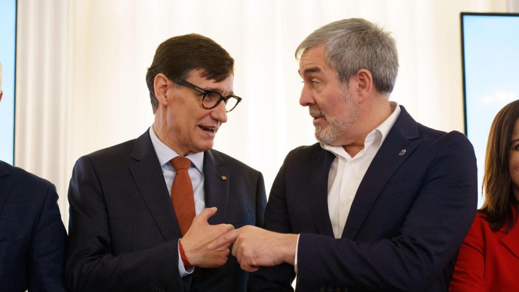 El presidente de la Generalitat de Cataluña, Salvador Illa (i), conversa con el presidente de Canarias, Fernando Clavijo (d) durante un encuentro organizado por la Cadena SER en Tenerife y en el que ha defendido la financiación singular para Cataluña al entender que no va contra nadie