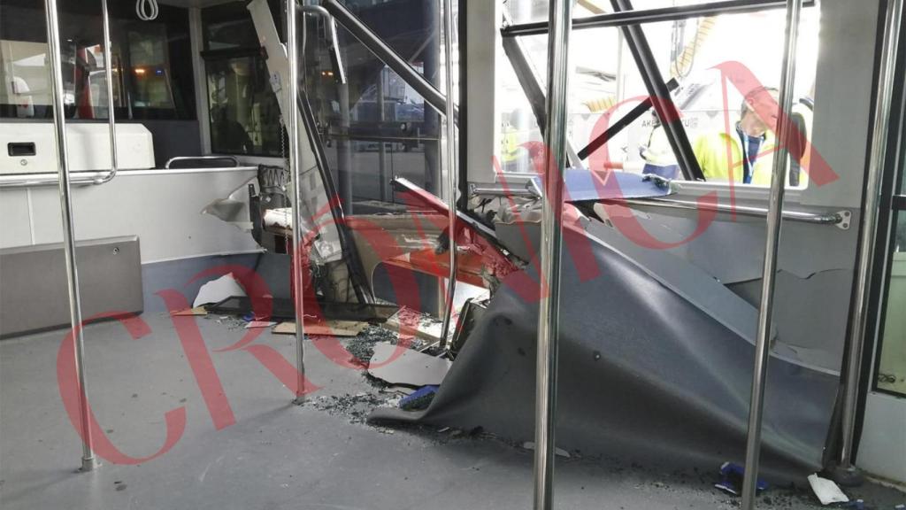 Interior del autobús accidentado en el aeropuerto de El Prat