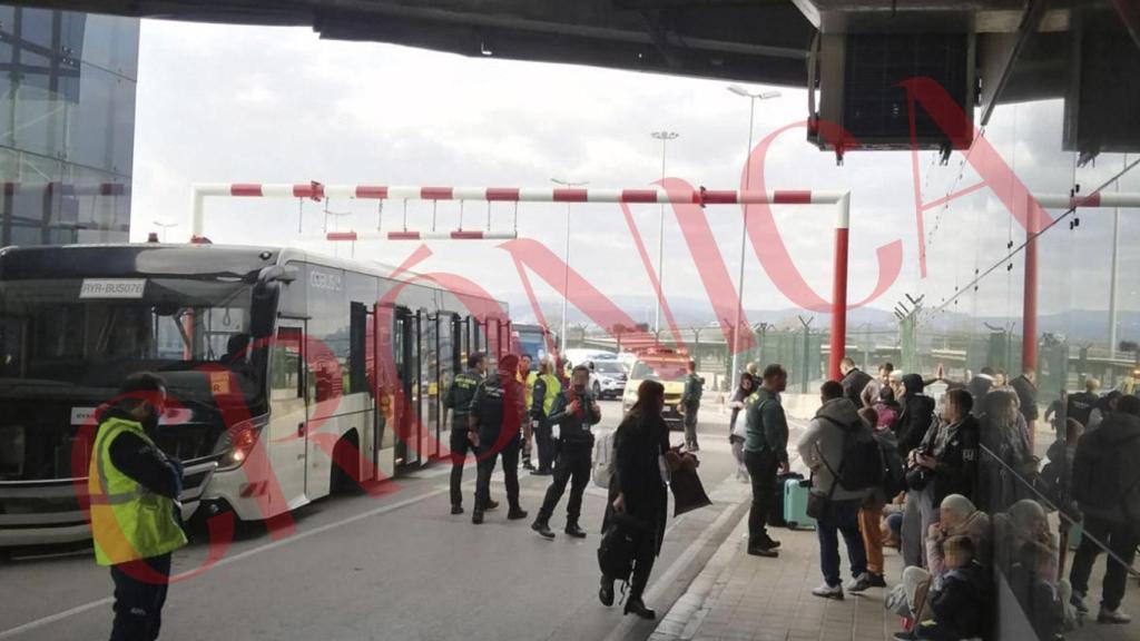 Algunos de los pasajeros afectados por el accidente en las pistas del aeropuerto de El Prat