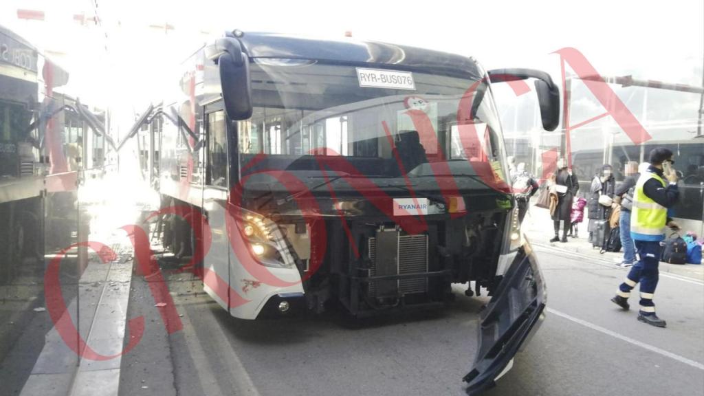Autobús accidentado en el aeropuerto de El Prat