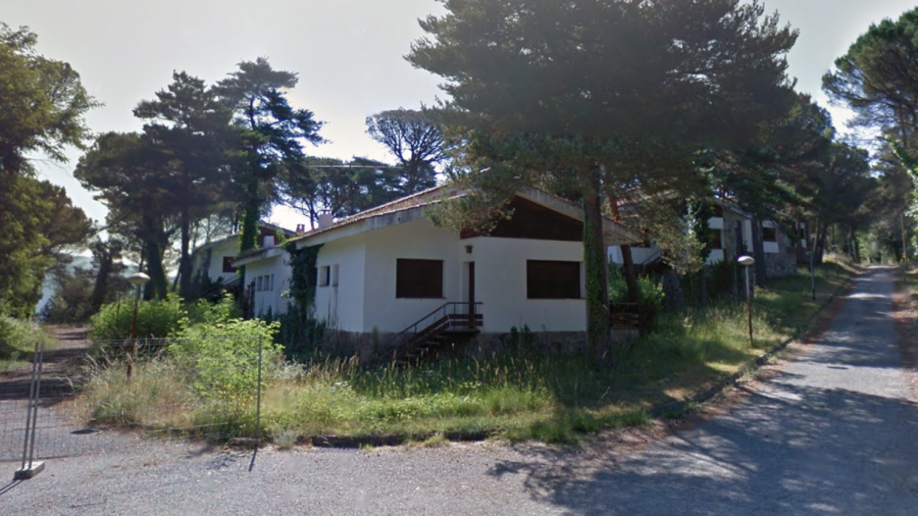 Casas de la barriada junto al pantano de Sau, en 2012