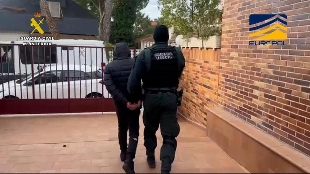 Agente de la Guardia Civil durante la operación “MILTRUCK FRENCHI”