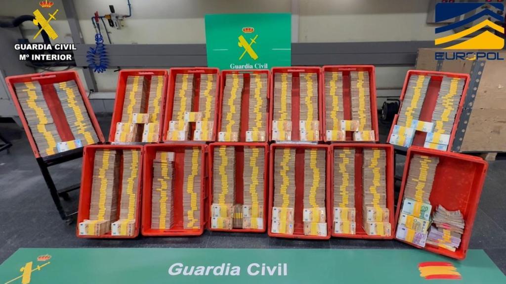 Dinero en efectivo recuperado por la Guardia Civil durante el operativo