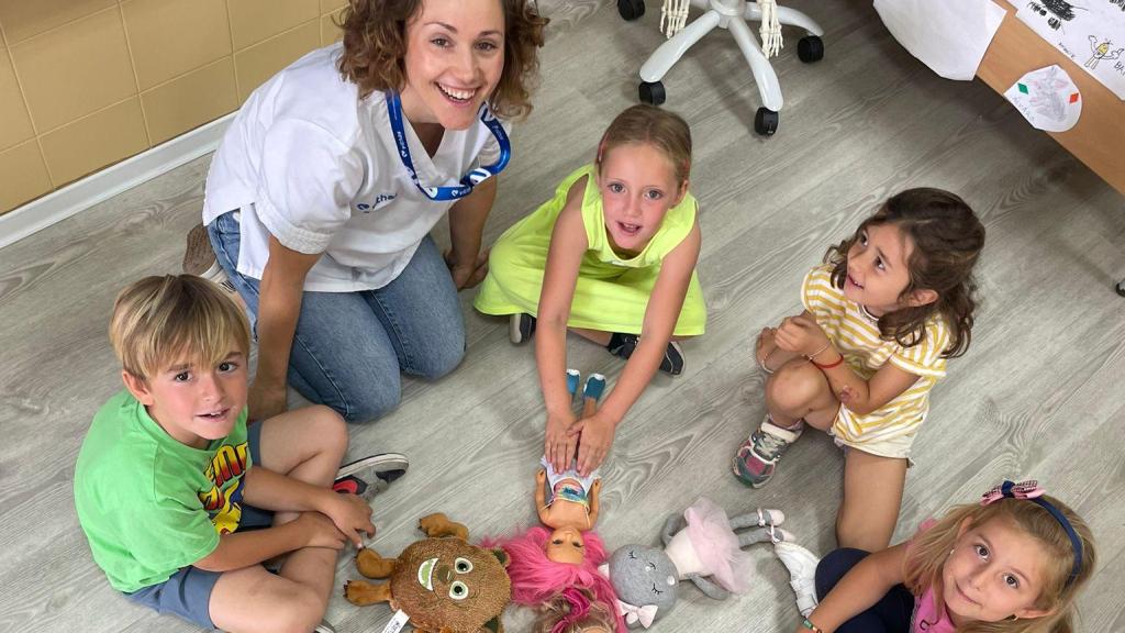 Una profesional sanitaria en un taller organizado por Vithas en un aula de primaria