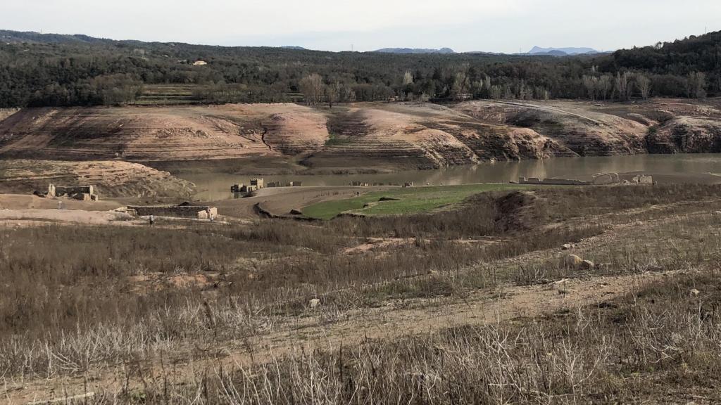 Construcciones abandonadas dentro del pantano de Sau, visibles en épocas de sequía