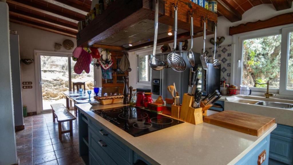 La cocina de la casa de verano de Pilar Rahola, puesta a la venta