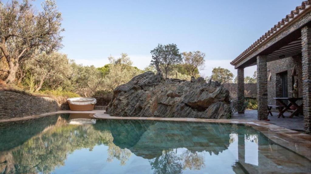 La piscina de la casa de verano de Pilar Rahola, en la que han chapoteado algunos de los líderes del 'procés'