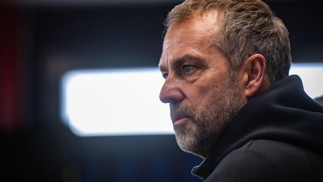 Hansi Flick, serio en rueda de prensa
