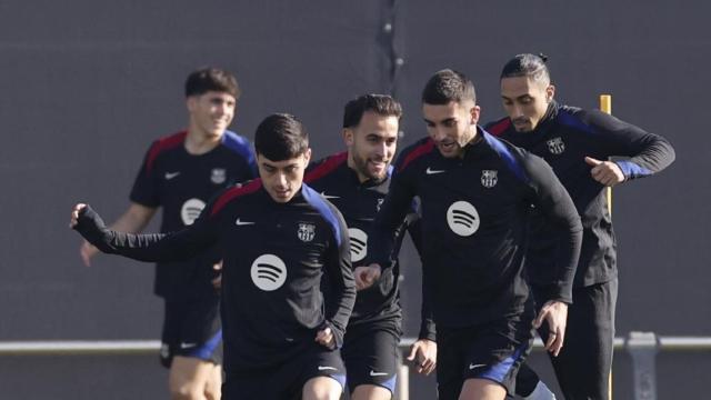 Los jugadores del Barça entrenan antes del partido contra el Valencia