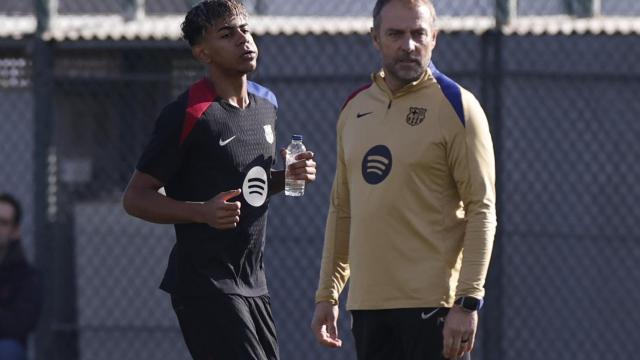 Hansi Flick y Lamine Yamal, en el entrenamiento previo al Barça-Valencia