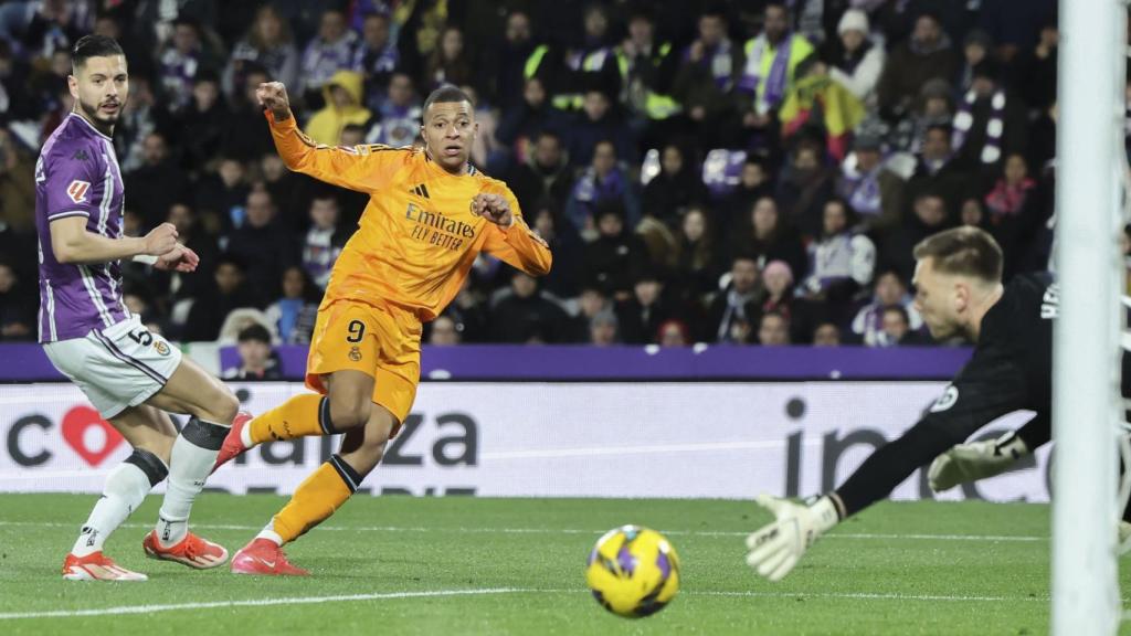 Mbappé supera la resistencia de Hein con un fuerte disparo con la diestra