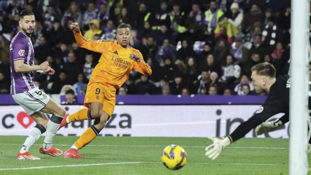 Mbappé supera la resistencia de Hein con un fuerte disparo con la diestra