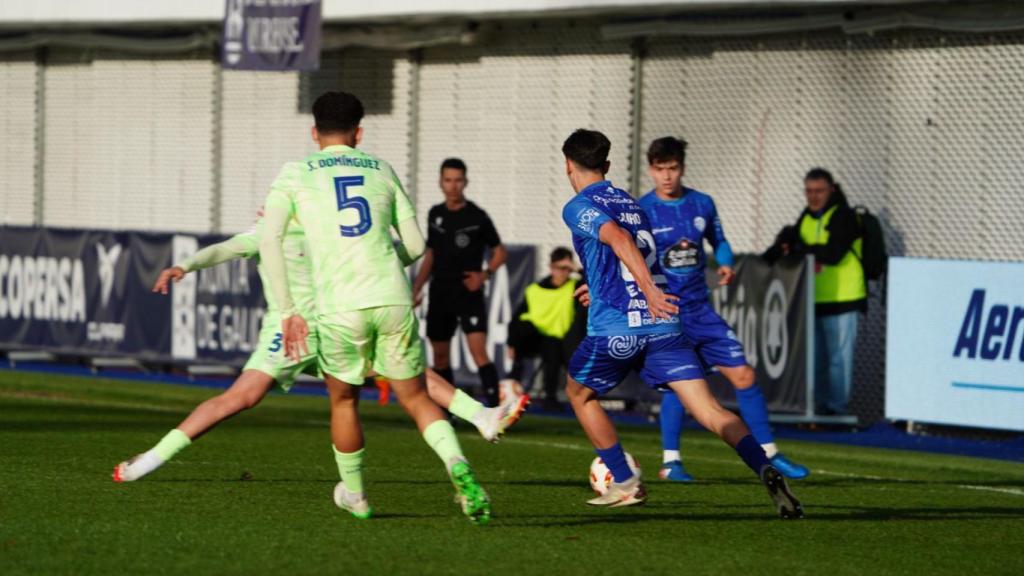 La disputa de balón entre los jugadores del Barça B y el Ourense