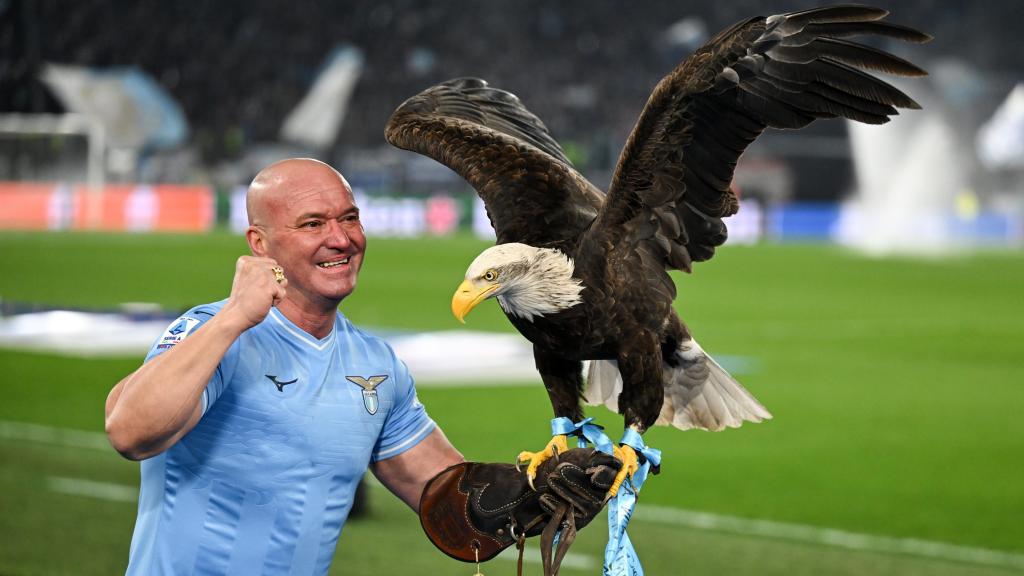 Juan Bernabé, cetrero de la Lazio, junto al águila Olimpia, mascota del equipo de futbol romano