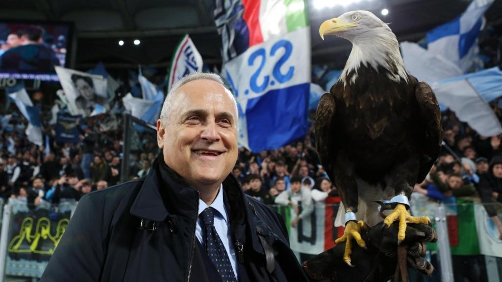 Claudio Lotito, presidente de la Lazio, sujeta el águila Olimpia