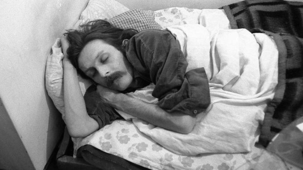 Imagen de Mladen Stilinovic durmiendo