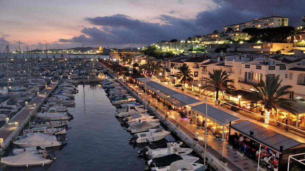 Imagen nocturna del Puerto de Aiguadolç