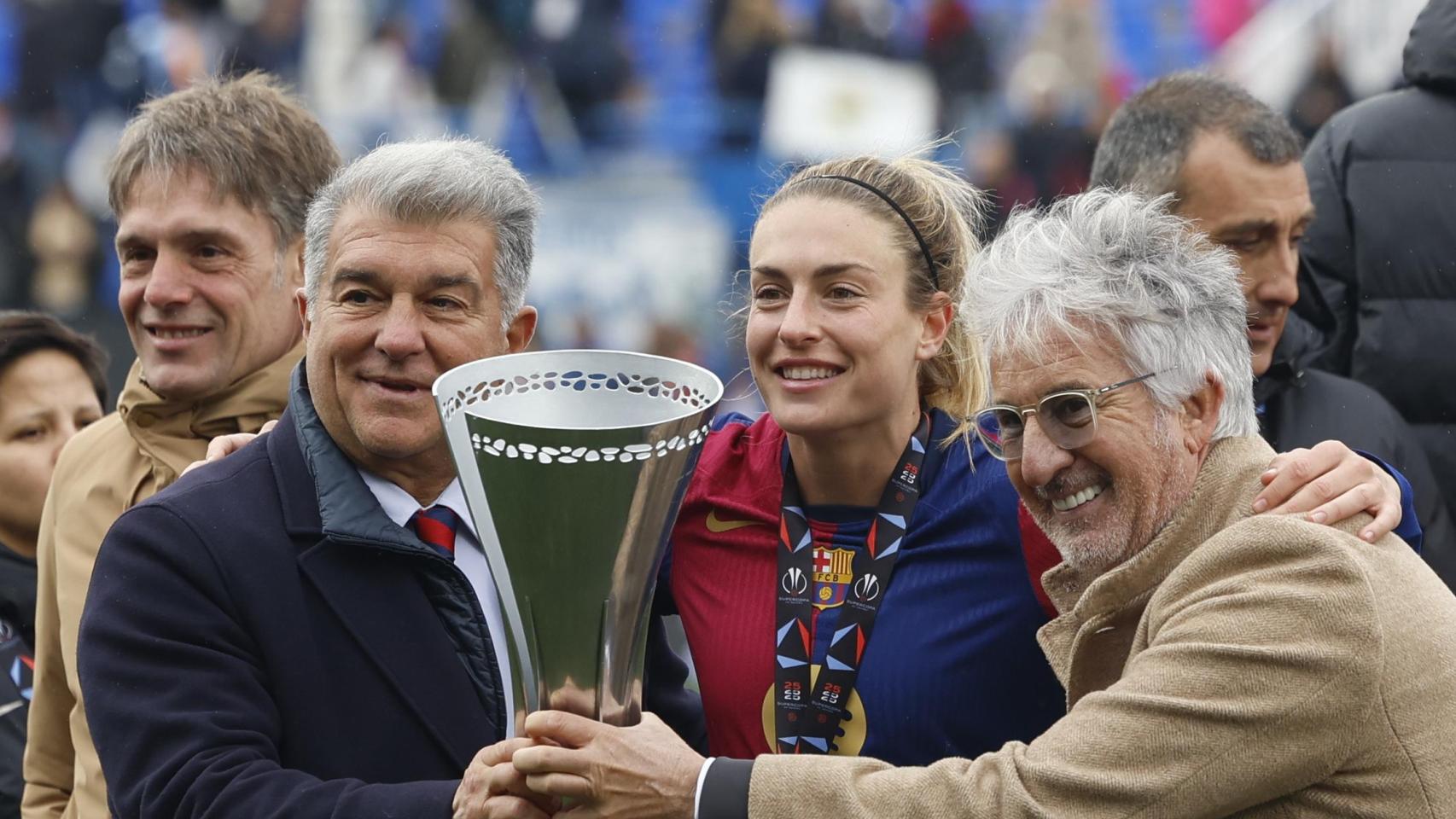 Marc Vivés, Joan Laporta, Alexia Putellas y Xavi Puig posan con el trofeo de la final de la Supercopa