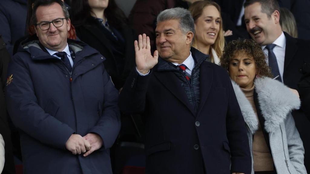 Joan Laporta, en el palco de Butarque para la Supercopa Femenina con Sergio Merchán, vicepresidente de la RFEF, y Beatriz Álvarez, presidenta de la Liga F
