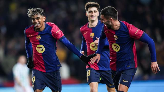 Lamine Yamal y Ferran Torres celebran el triunfo del Barça contra el Betis en Montjuïc