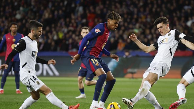 Lamine Yamal encara a Pepelu y José Luis Gayà en el Barça-Valencia