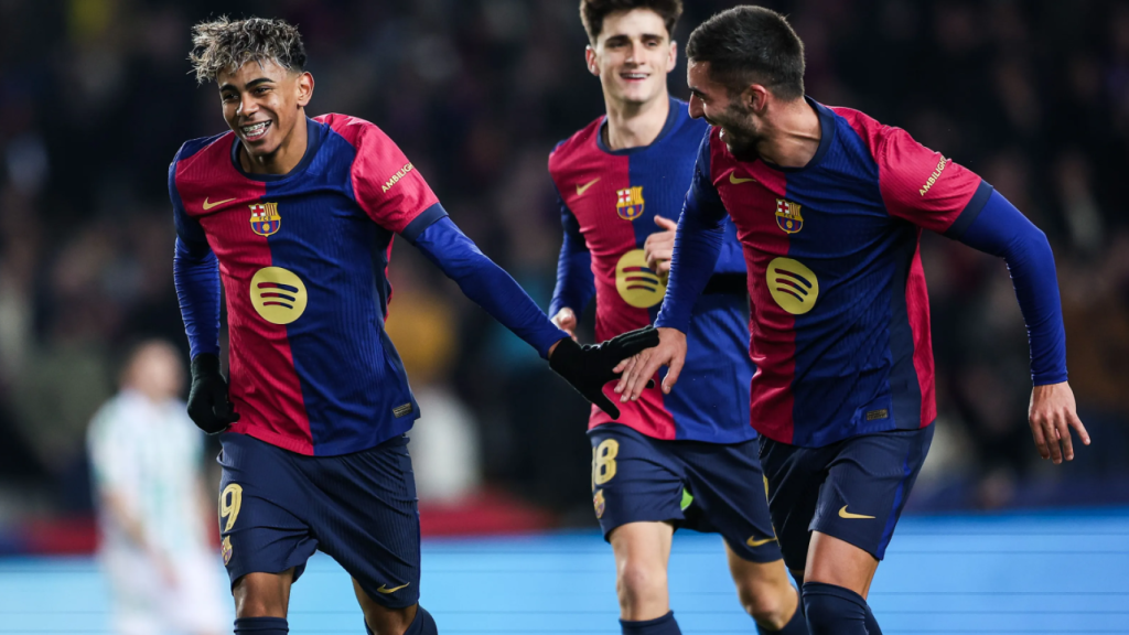 Lamine Yamal y Ferran Torres celebran un gol del Barça contra el Betis