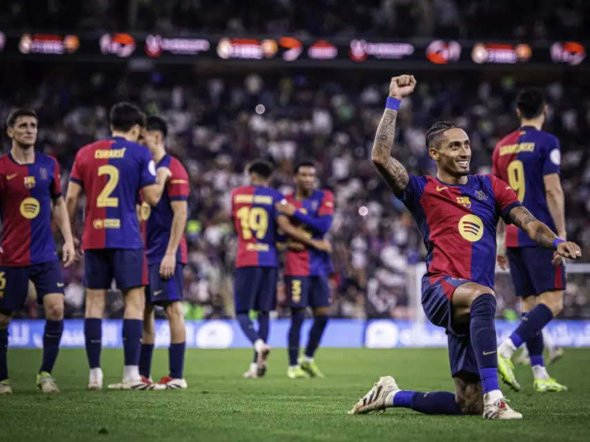 Raphinha celebra un gol en la final de la Supercopa contra el Real Madrid