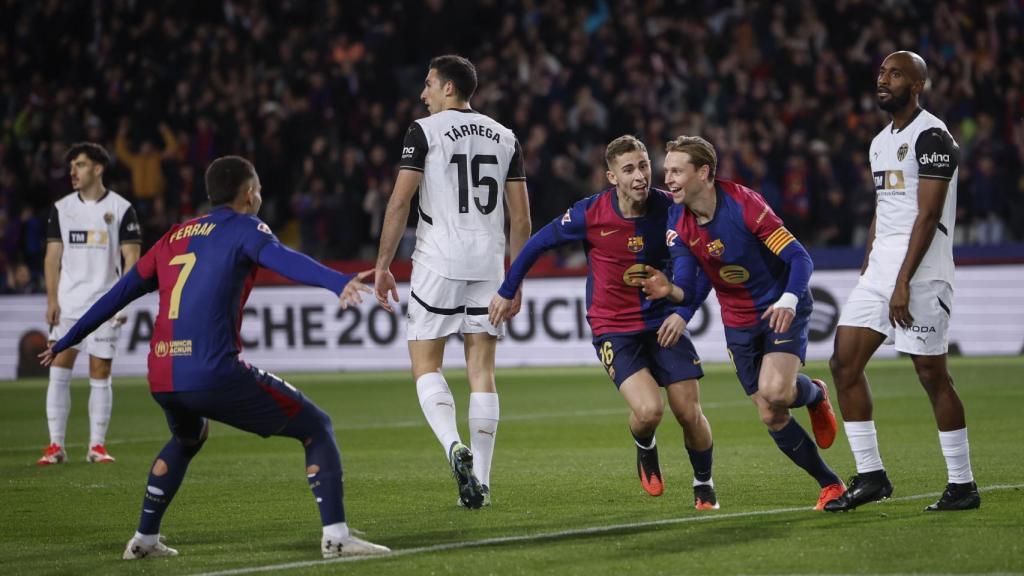La euforia de Frenkie de Jong tras marcar un gol contra el Valencia en Montjuïc