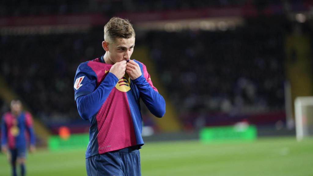 Fermín López se besa el escudo del Barça tras marcar un doblete al Valencia