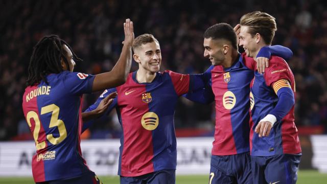 Jules Koundé, Fermín López, Ferran Torres y Frenkie de Jong celebran un gol del Barça contra el Valencia