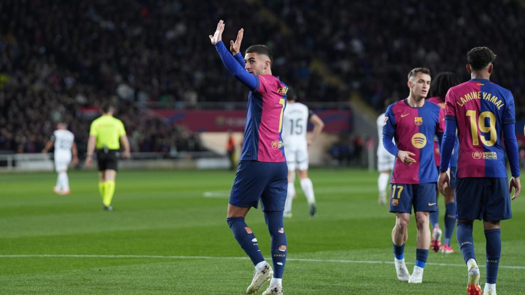 Ferran Torres agradece el apoyo al Estadi Olímpic de Montjuïc después de anotar contra el Valencia