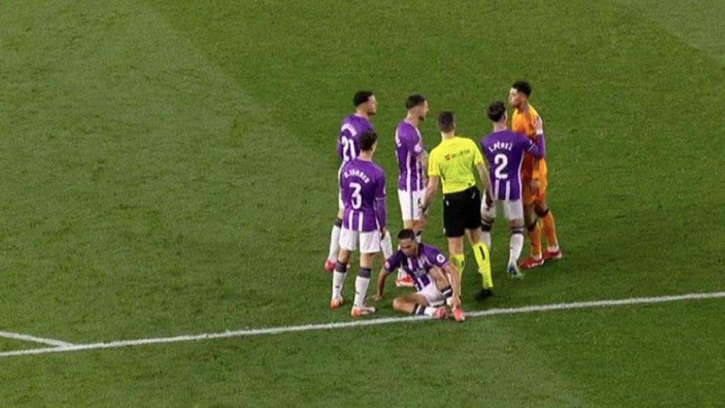 Jude Bellingham se enzarza con los jugadores del Real Valladolid