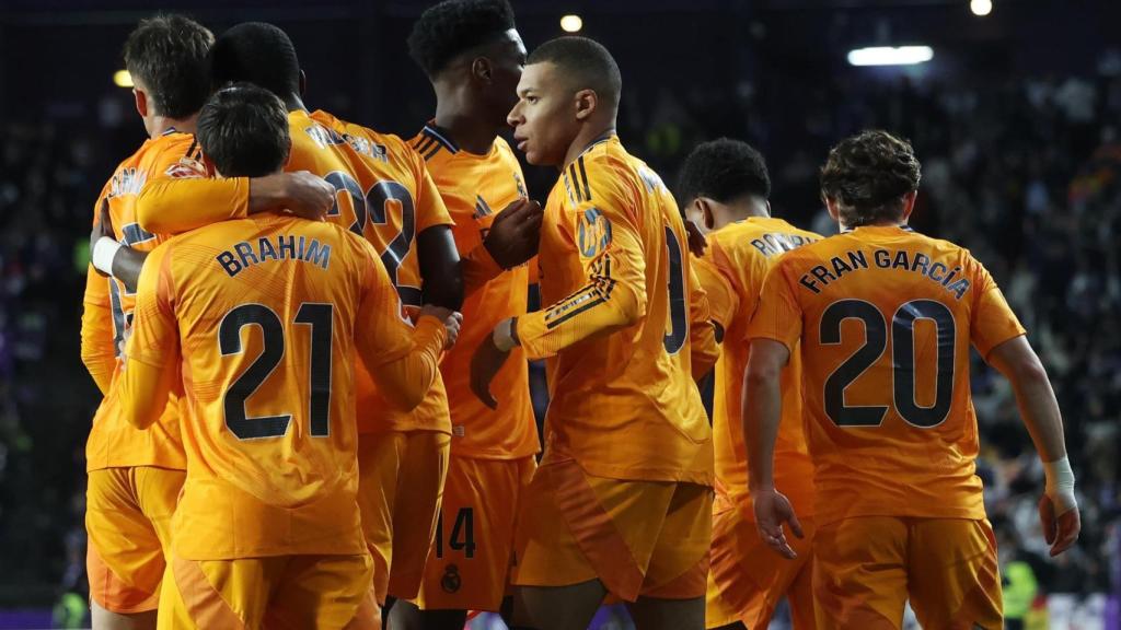 Los futbolistas del Real Madrid celebran un gol de Kylian Mbappé contra el Real Valladolid