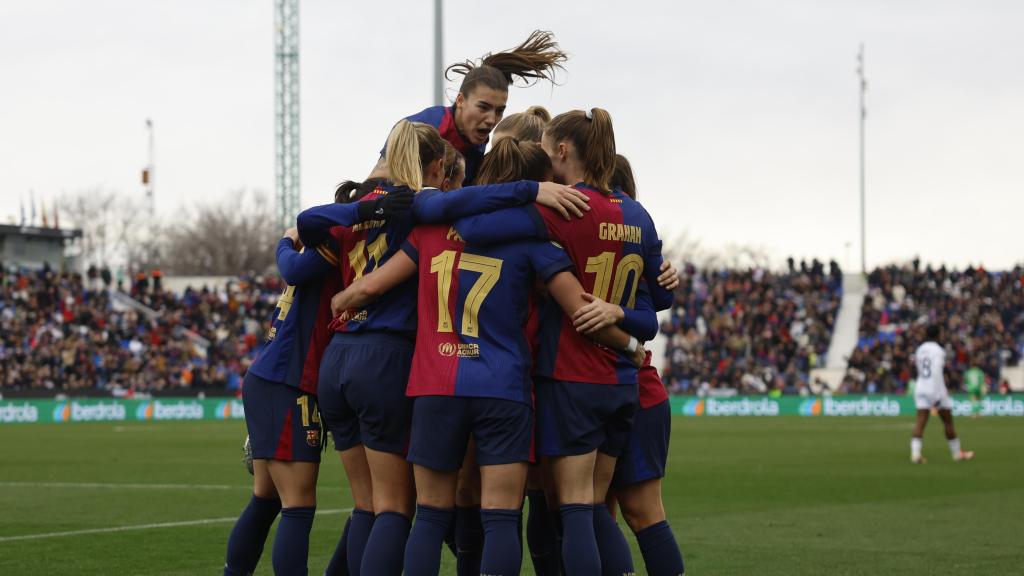 Las jugadoras del Barça Femenino celebran en piña el gol de Ewa Pajor contra el Real Madrid en la final de la Supercopa
