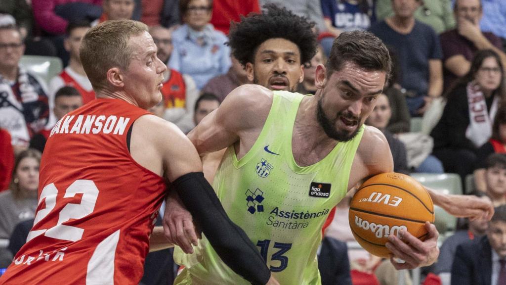 Satoransky protege el balón en un ataque del Barça de basket contra el UCAM Murcia